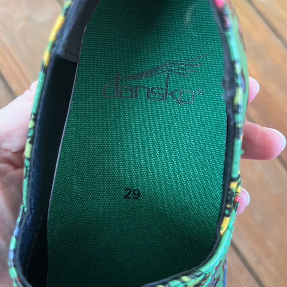 Green frog print Dansko clogs for kids!  New in box! - Picture 4 of 5